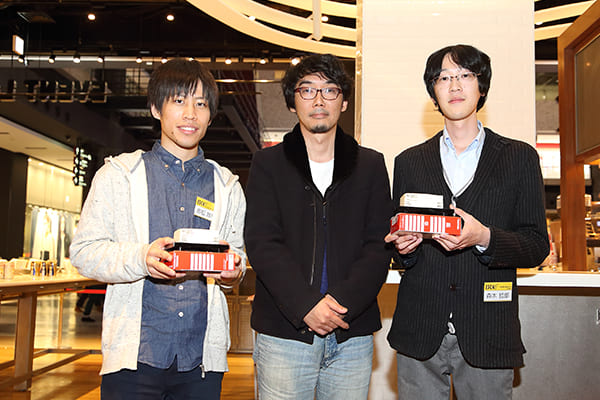 各受賞者に賞金とトーフィーを授与